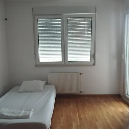 Premier In -free Garage- Nowy Sad