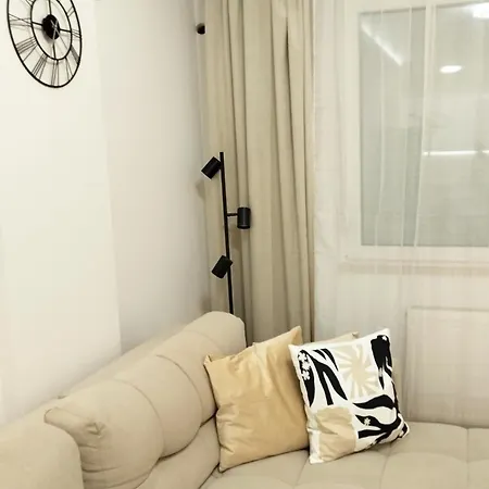 Premier In -free Garage- דירה